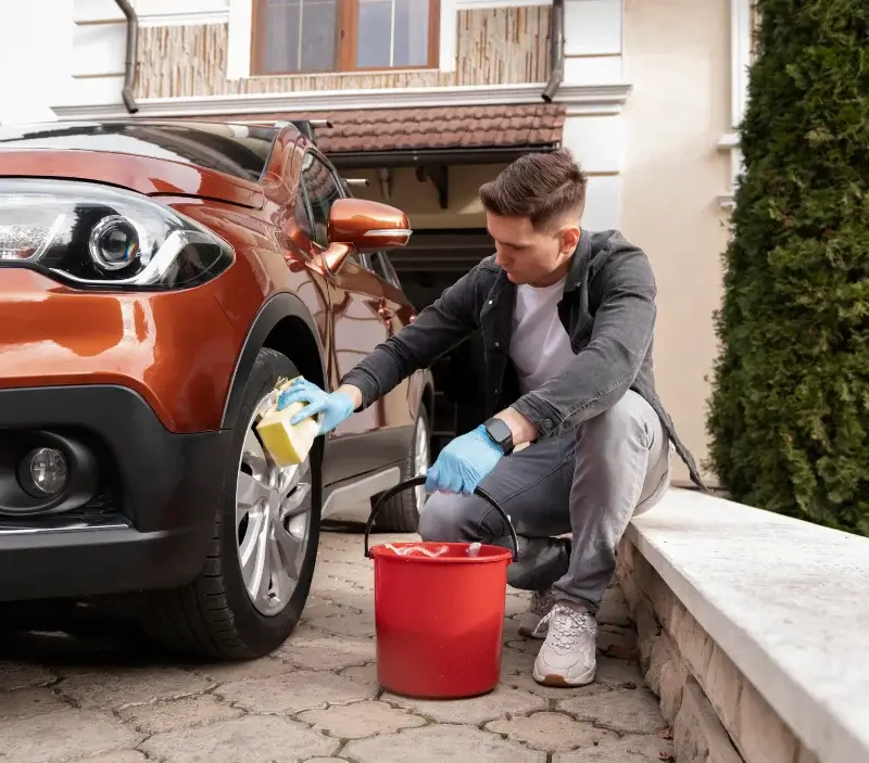 Lavage auto à domicile Antisanti : professionnel intervenant sur un véhicule
